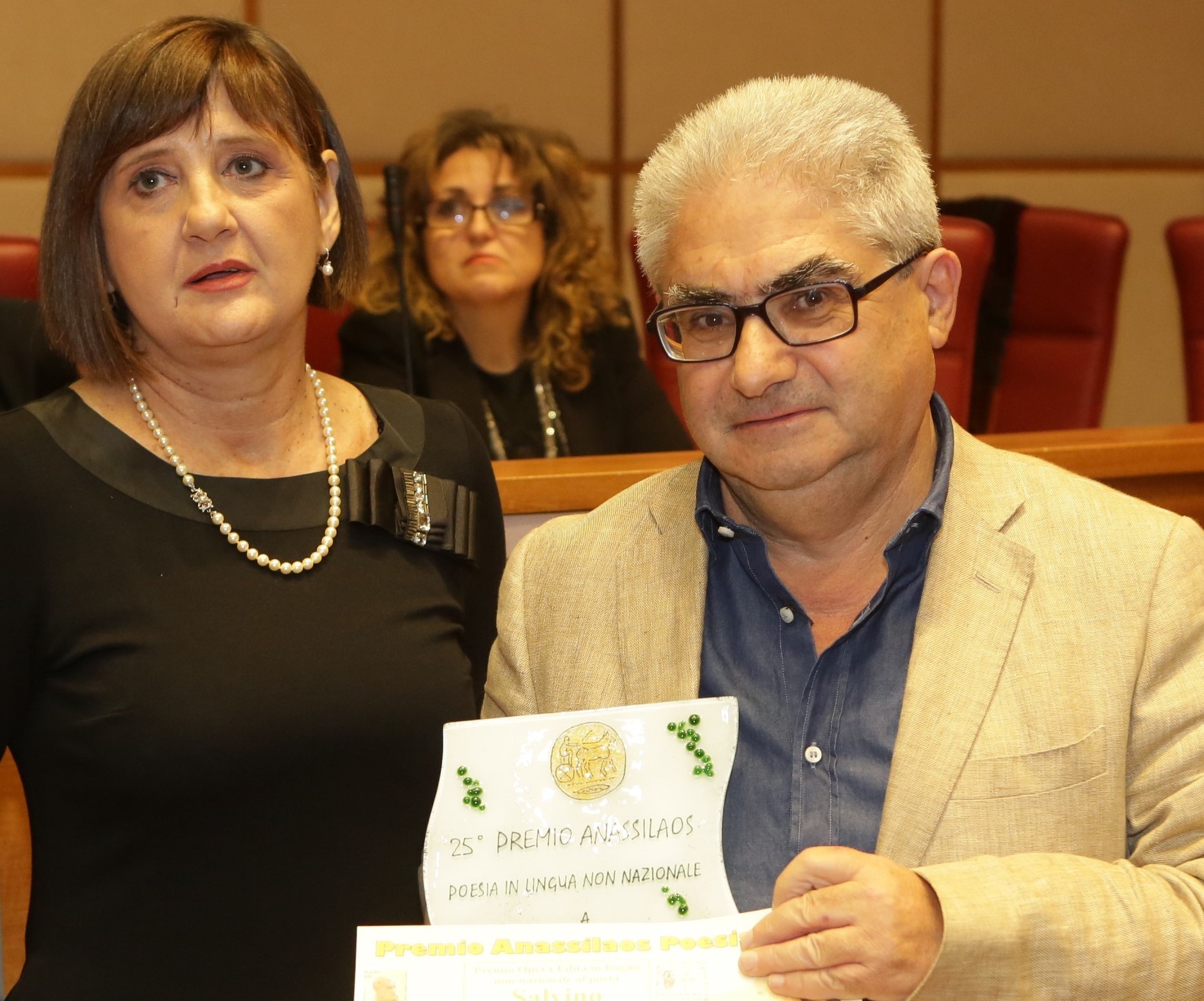 (Antonella Postorino premia Salvino Nucera )