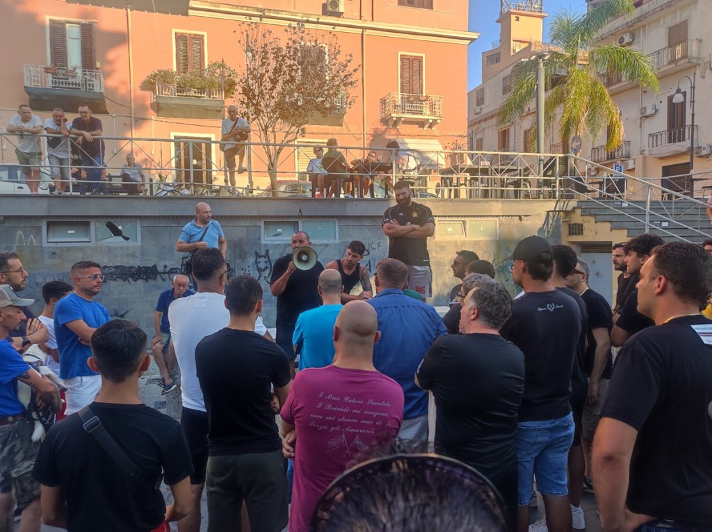 Gruppo Tifosi in piazza
