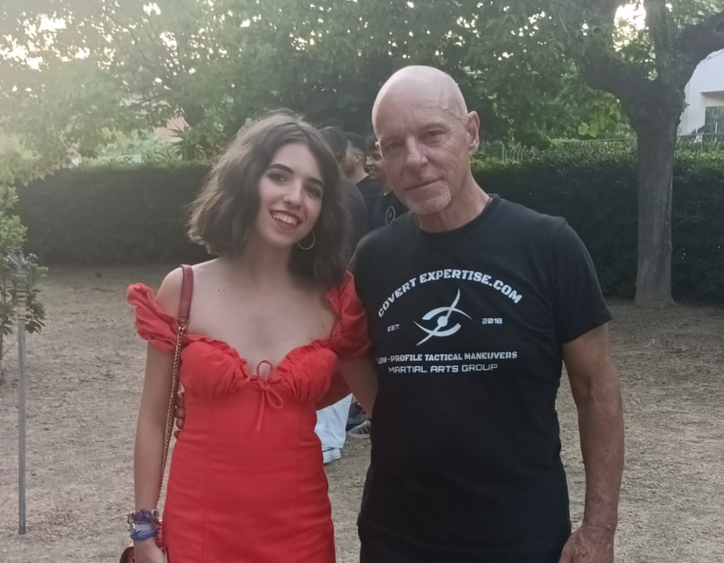 Il generale Quattrini con la maestra e interprete dottoressa Francesca Cavallo