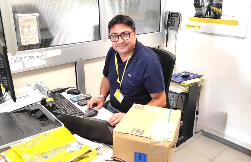 La storia di Leone, da portalettere a responsabile: ‘Contribuiamo a connettere luoghi e vite’