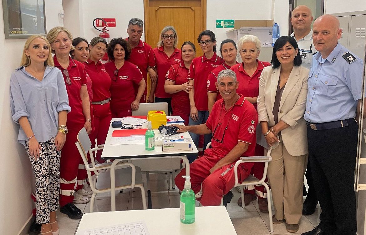 Personale e volontari Caritas e CRI Riviera dei Gelsomini al Carcere di Locri