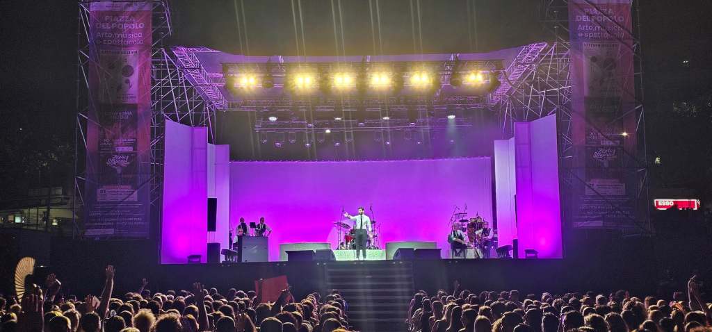 Reggio Fest 2025, applausi per lo show di Stefano De Martino