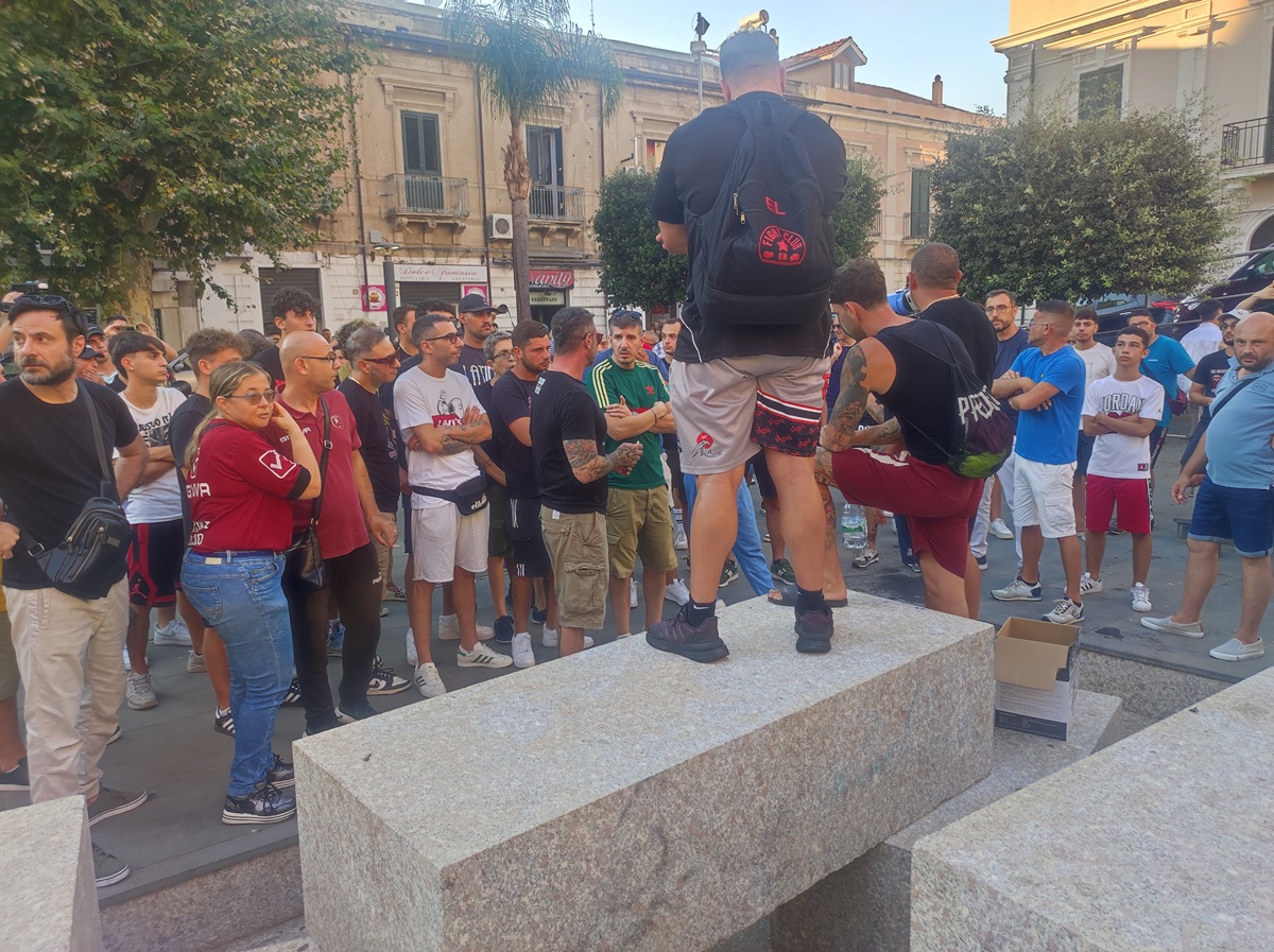 Tifosi Reggina in piazza