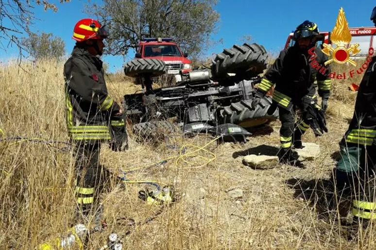 agricoltore morto trattore ribaltato plati