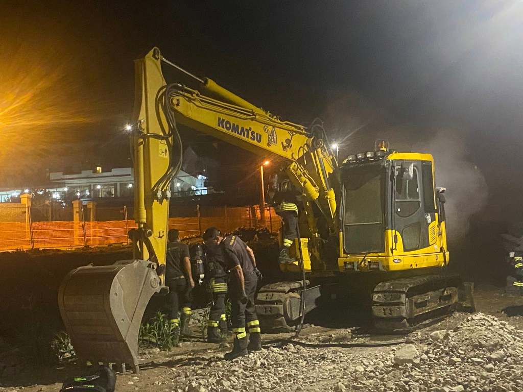 Escavatore incendiato nel cantiere di Santa Trada, Falcomatà: “Gesto gravissimo”