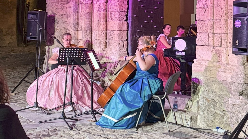 frida ensemble ()