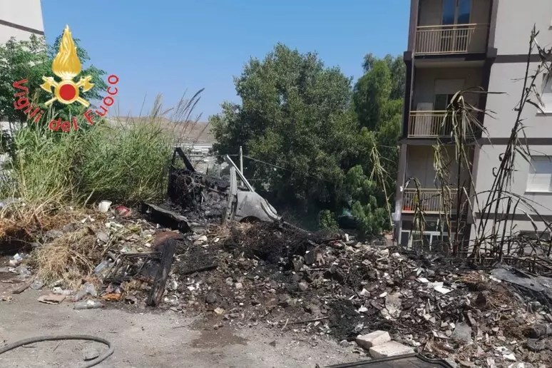 Calabria, discarica abusiva in fiamme: Vigili del fuoco evitano danni alle palazzine popolari