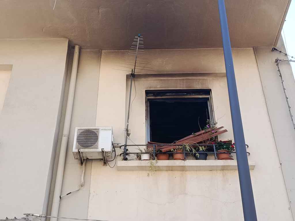 incendio via lupoi reggio calabria ()