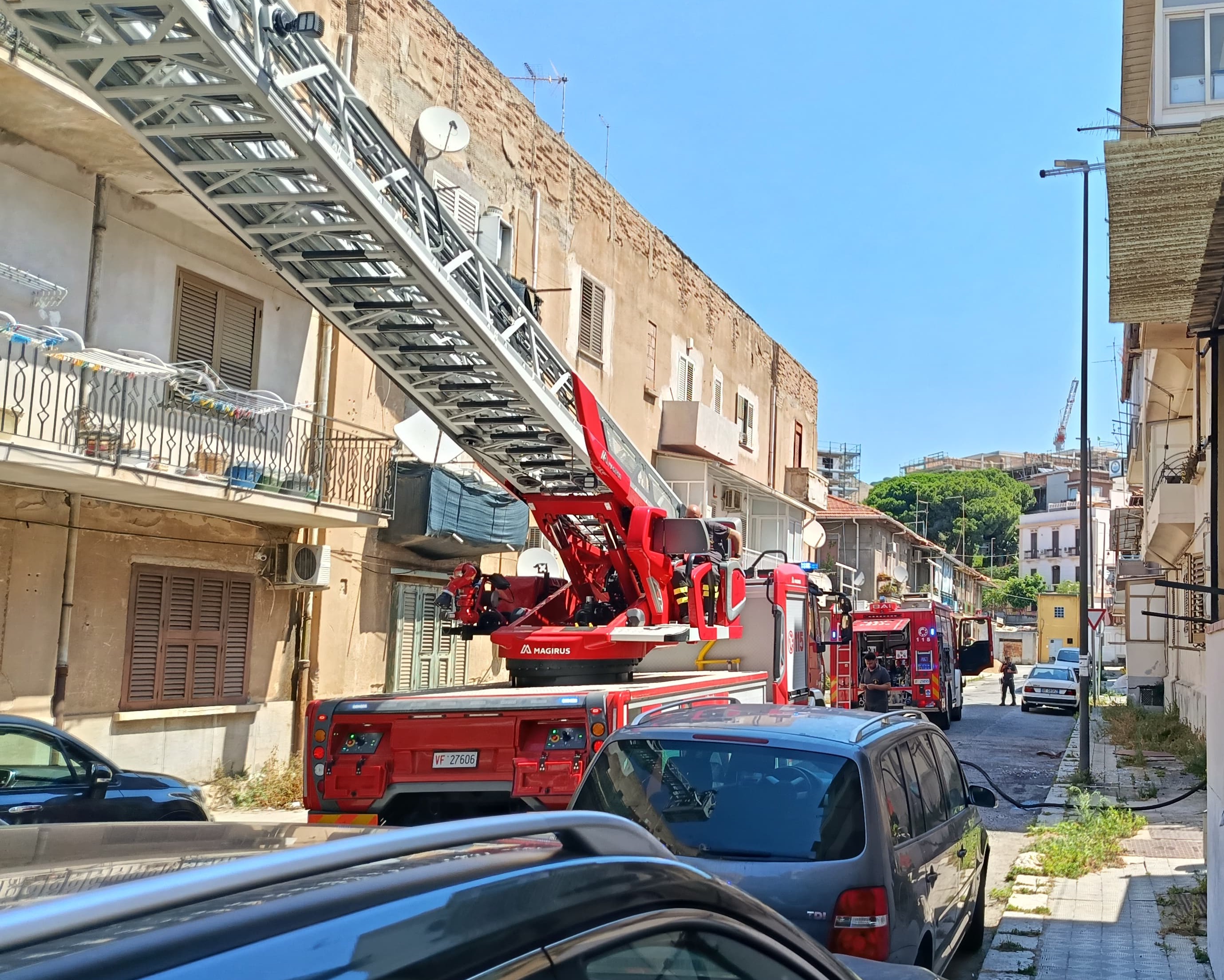 incendio via lupoi reggio calabria ()