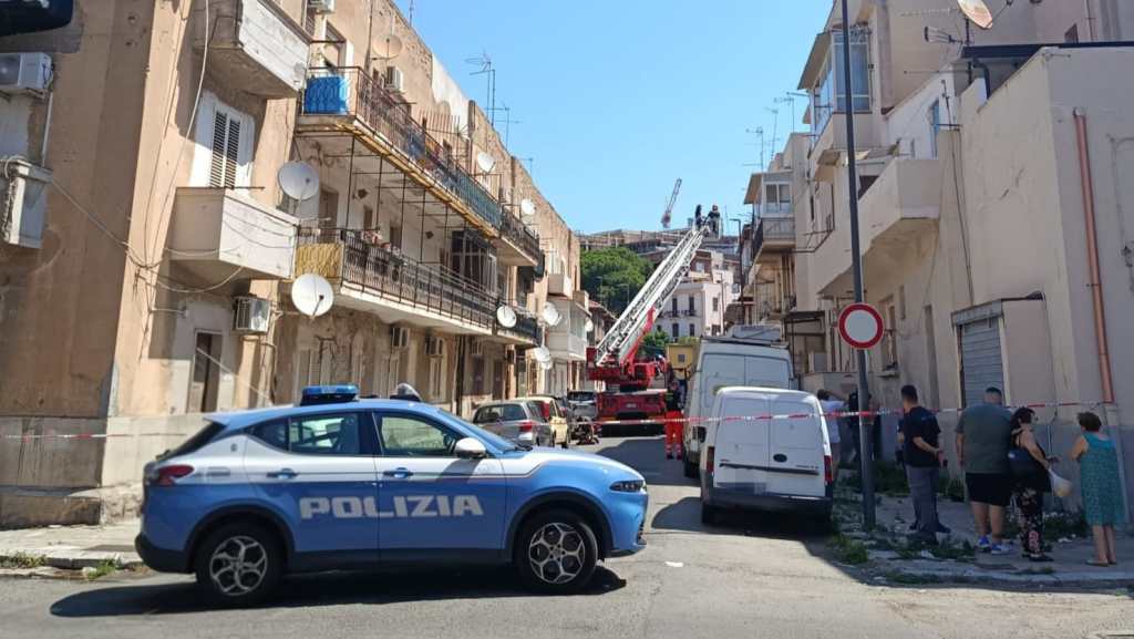 incendio via lupoi reggio calabria ()
