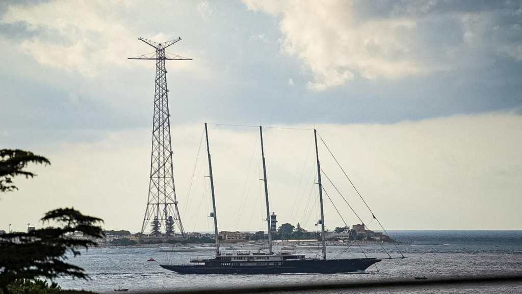 ‘Koru’, il mega yatch di Bezos solca le acque dello Stretto – FOTO