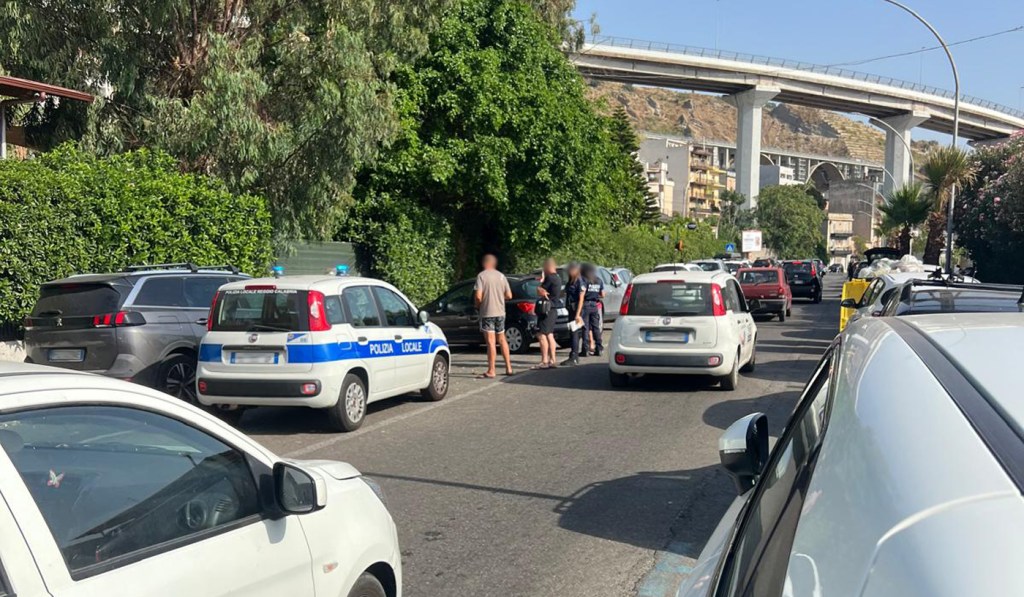 Reggio, a Pentimele raffica di multe nel caos parcheggi: protestano bagnanti e imprenditori