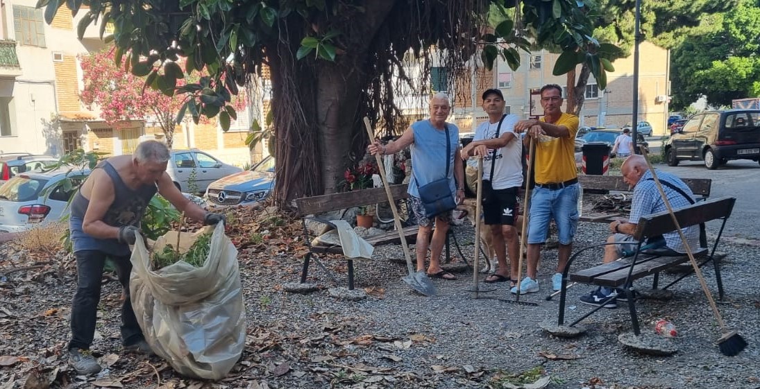Reggio, abitanti del Gebbione ripuliscono una piazza. Cuzzocrea: ‘Grande senso civico’