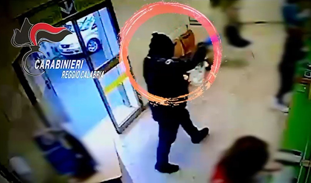 Rapine con pistole, taser ed esplosivi artigianali: fermata la ‘coppia del terrore’: arrestati due pregiudicati – VIDEO