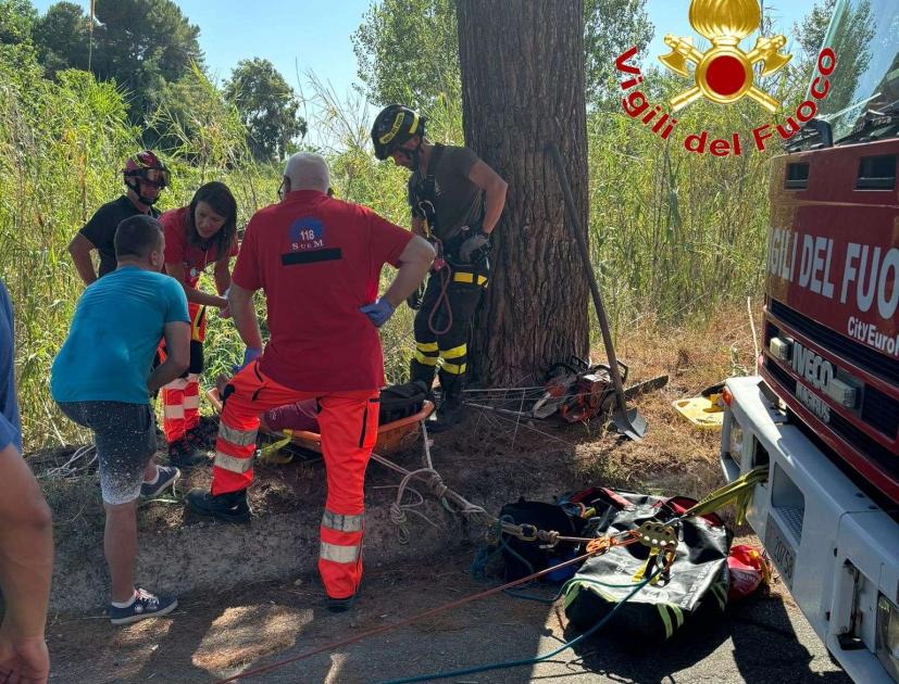 Vigili del Fuoco soccorrono una persona caduta in un dirupo a Ricadi