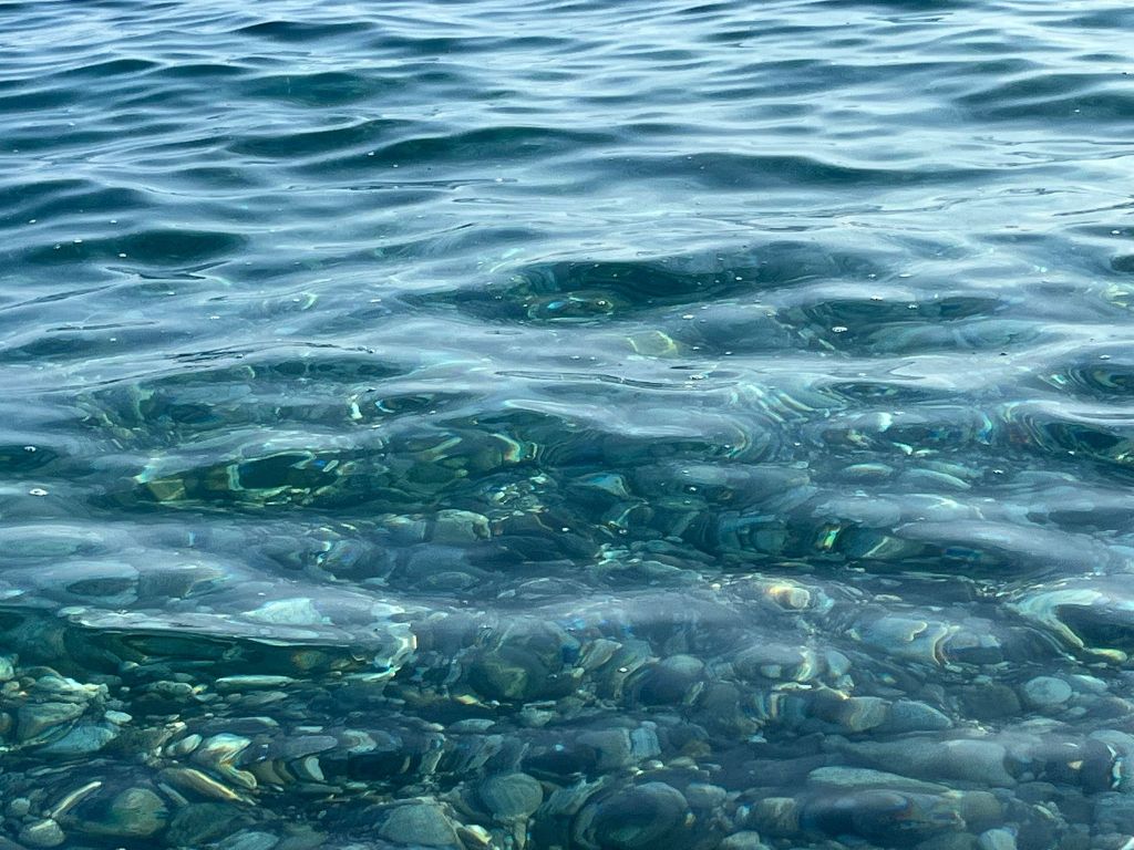 Melito di Porto Salvo, la segnalazione di un lettore: ‘Sporcizia a mare e sulla battigia’ – FOTO