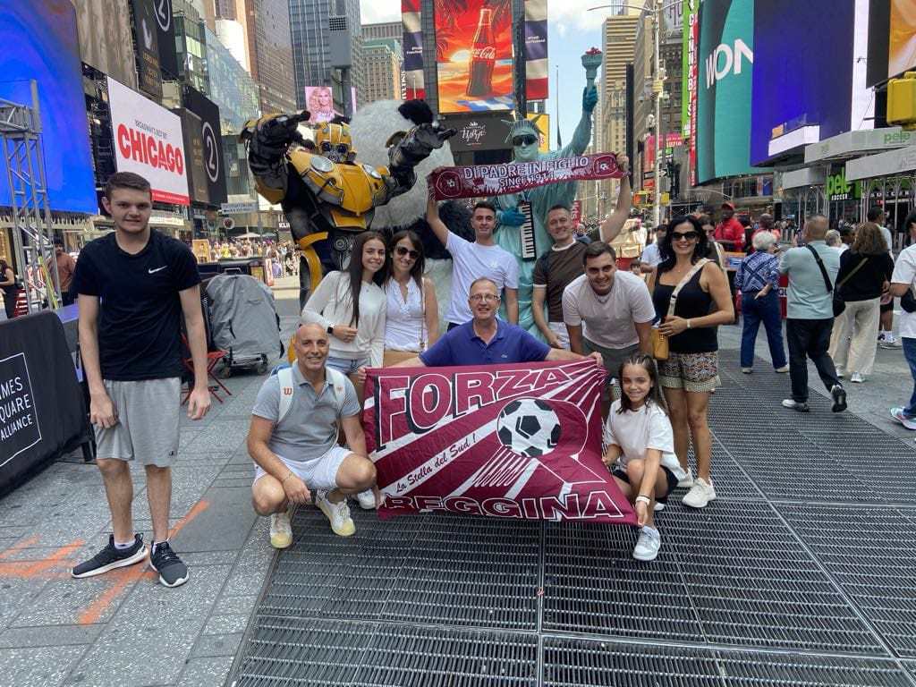 La Reggina sbarca a Manhattan: tifosi amaranto uniti a Times Square