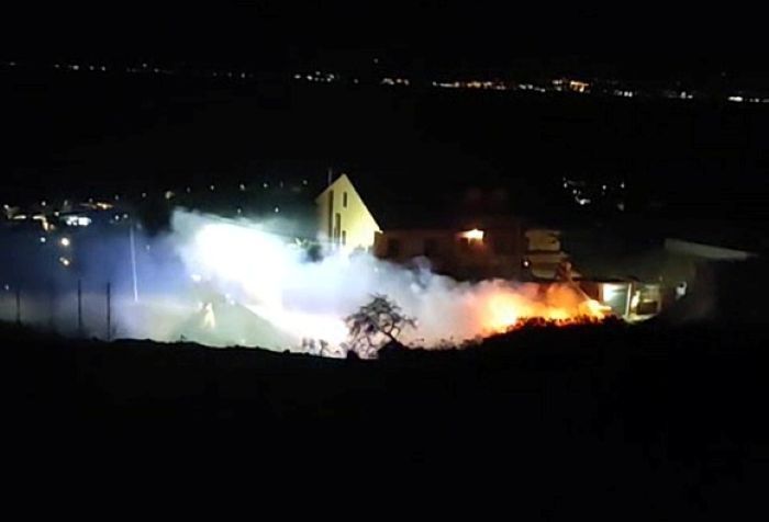 Pellaro, auto in fiamme in via Pecoraro: paura nella notte – VIDEO