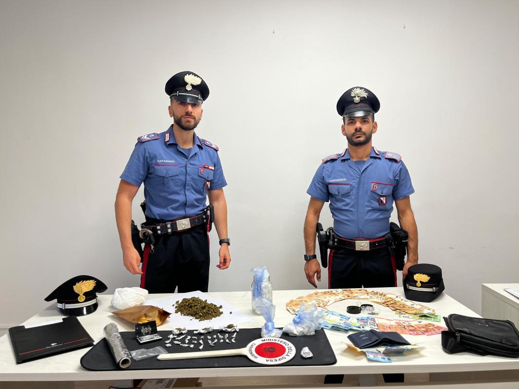 Reggio, sorpreso a nascondere droga nella siepe: un arresto