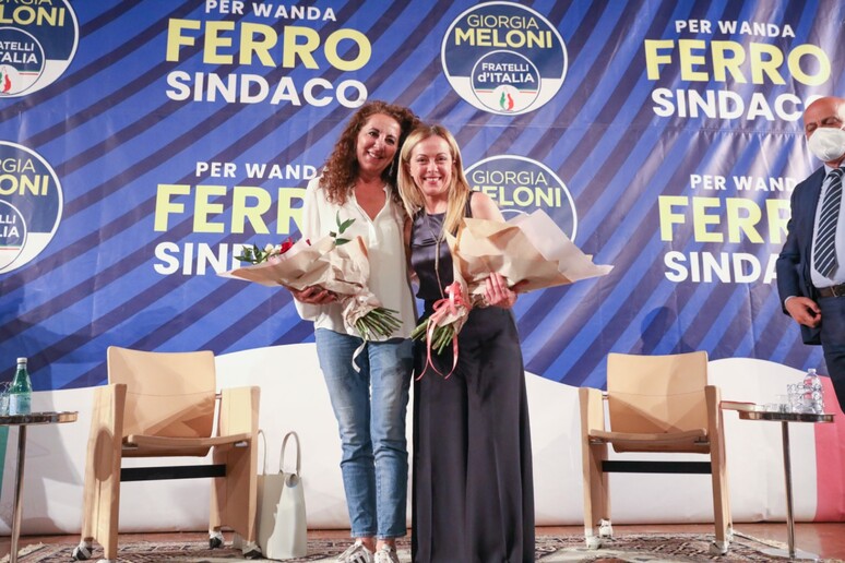 Pesanti insulti online alla premier Meloni e la Sottosegretaria Ferro: augurato un cancro