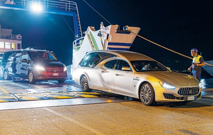 feretro pippo baudo stretto messina