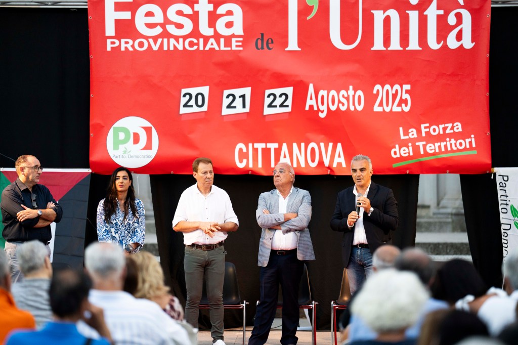 festa unita tavolo saluti