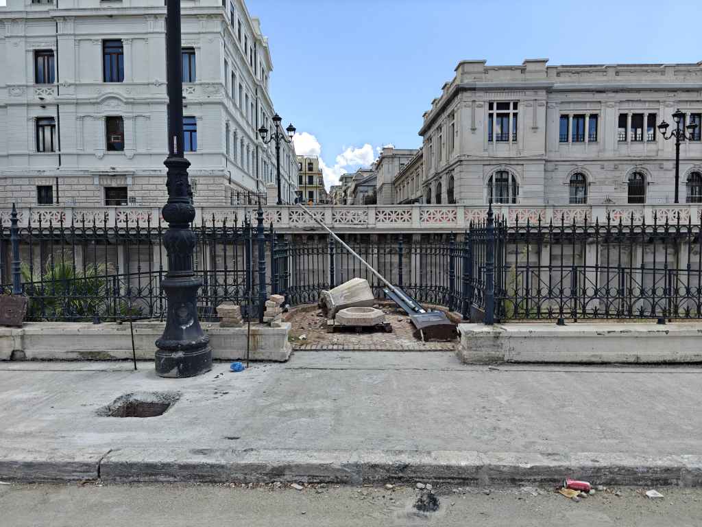 Reggio, addio ad una delle fontanelle artistiche del lungomare: la segnalazione di un lettore