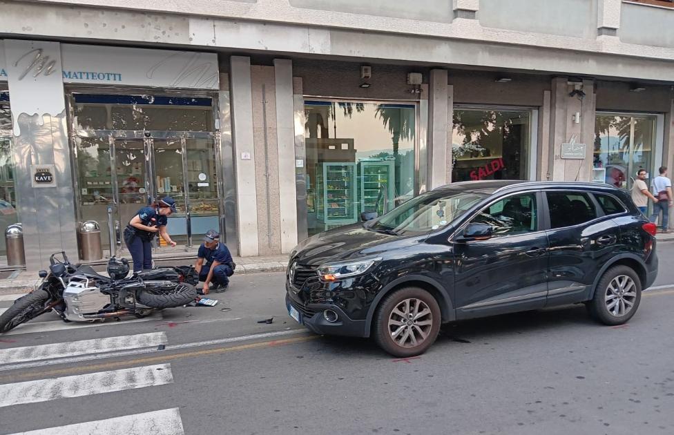 Incidente auto-moto in via Marina a Reggio Calabria: ferito un motociclista