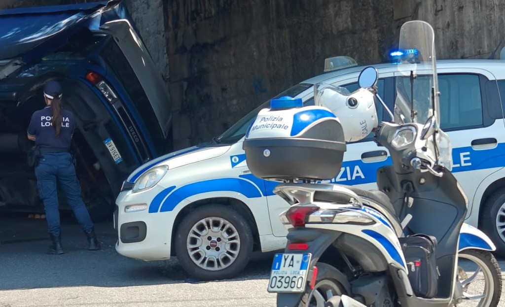 Reggio, incidente a Pentimele: furgone perde il controllo e si capovolge nel sottopasso – FOTO