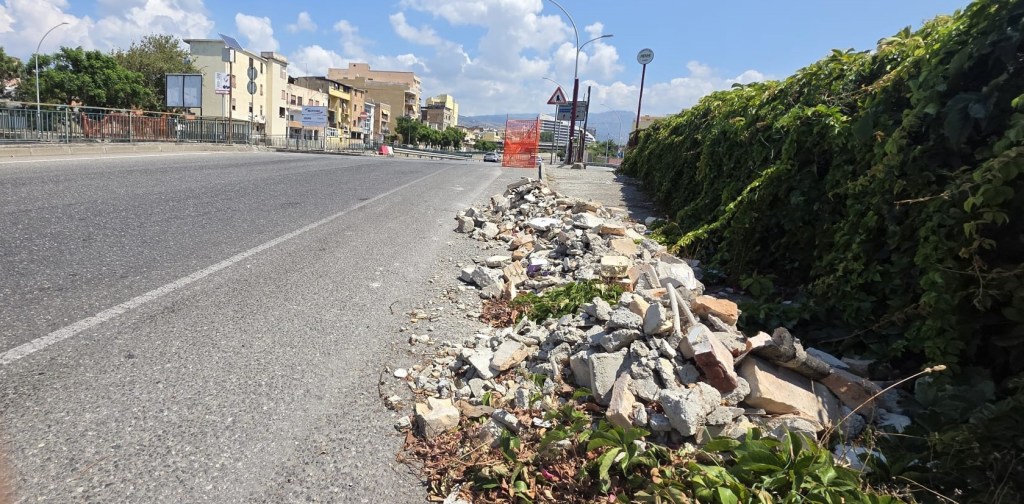Reggio, detriti sulle strade. La denuncia di un lettore: ‘Discariche a cielo aperto sotto gli occhi di tutti’ – VIDEO