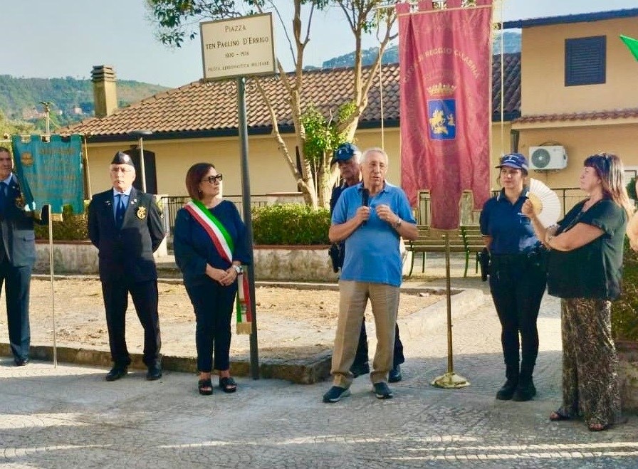 Inaugurata a Arasì la piazza intitolata al pilota dell’Aeronautica Paolino D’Errigo