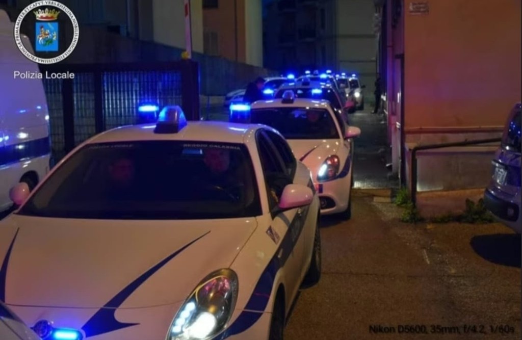 Reggio, daspo urbano per un cittadino: manipolava alimenti destinati alla vendita, senza autorizzazioni