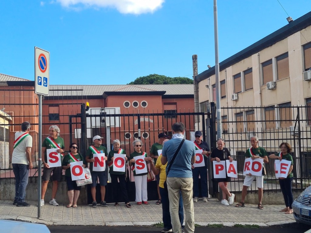 Reggio, sit-in alla palestra di Santa Caterina. I residenti: ‘Solo parole da parte dell’amministrazione’