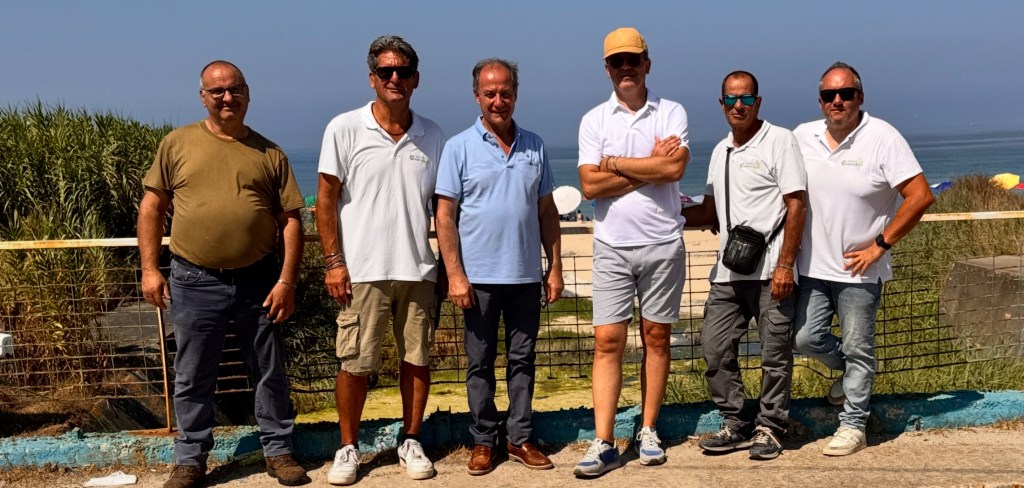 Copertina Addetti di Calabria Verde con presidente Pro Loco di Nicotera sul foso san giovanni