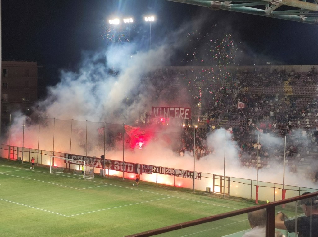 Reggina-Gelbison: ospiti avanti di due reti. Forte contestazione della Curva verso Ballarino