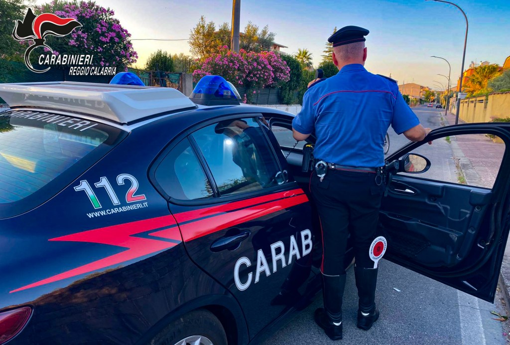 Reggio, uomo tenta la fuga ma viene braccato dai Carabinieri: fermato con 16 kg di marijuana