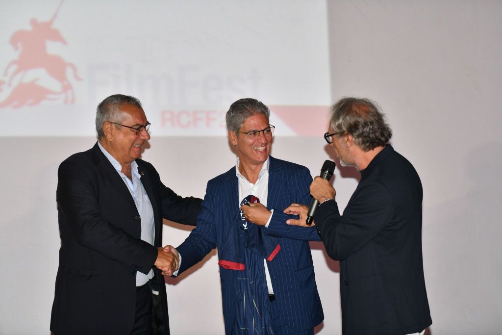 Il Presidente del Coni Calabria consegna la maglia delle Reggina a Francesco Petracca Foto di Antonello Diano