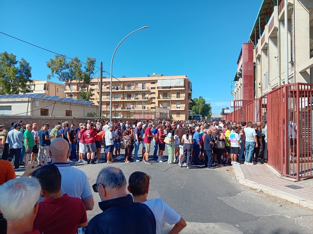 Reggina fila tornelli