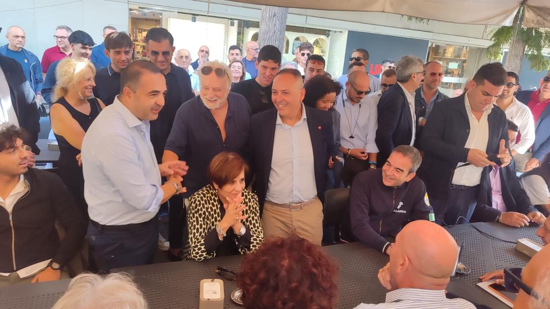 Regionali, -7 al voto. Occhiuto a Reggio: ‘Fatti concreti, non promesse’. E su Falcomatà…