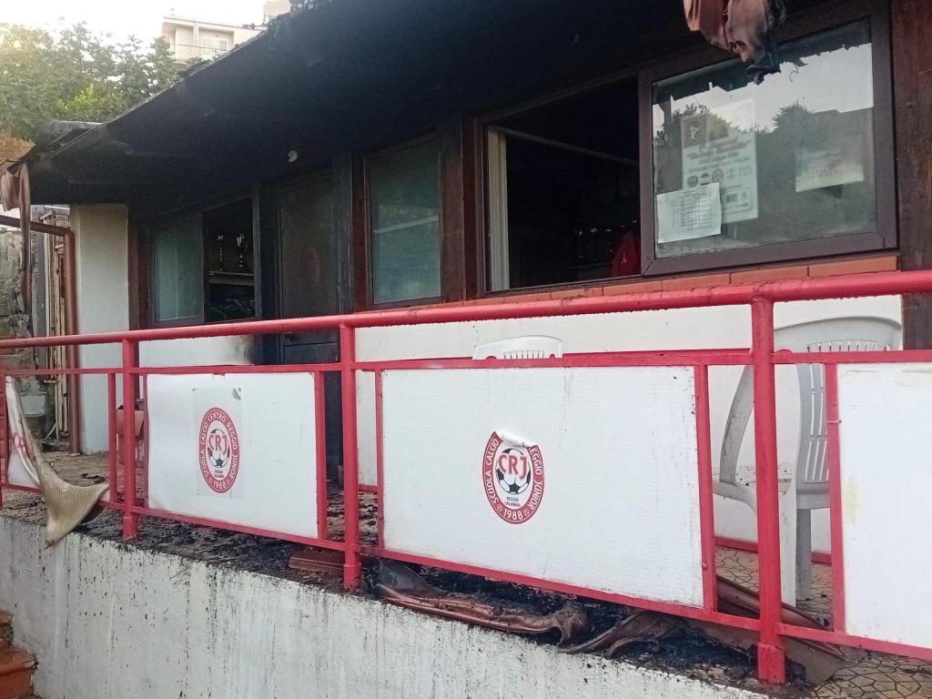 Incendiato il Centro Reggio Junior, Falcomatà: “Una barbarie che offende le nostre coscienze”
