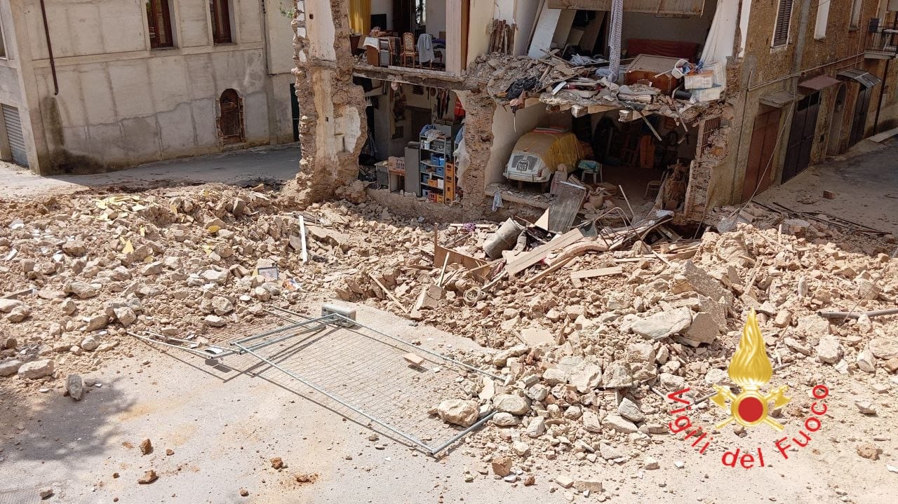 crolla facciata lamezia ()