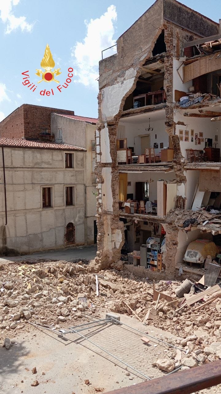 crolla facciata lamezia ()