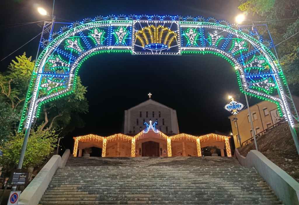 Luminarie verdi e blu sulla scalinata del Santuario dell'Eremo, di sera, per la festa della Madonna