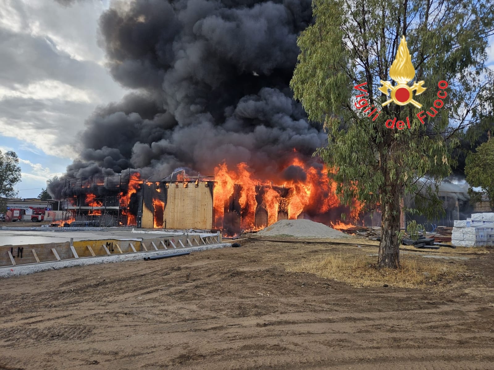 incendio edificio scolastico isola capo rizzuto