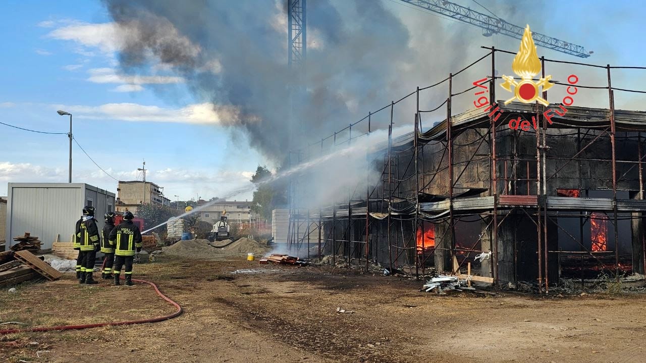 incendio edificio scolastico isola capo rizzuto