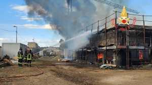incendio edificio scolastico isola capo rizzuto