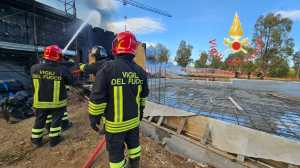 incendio edificio scolastico isola capo rizzuto