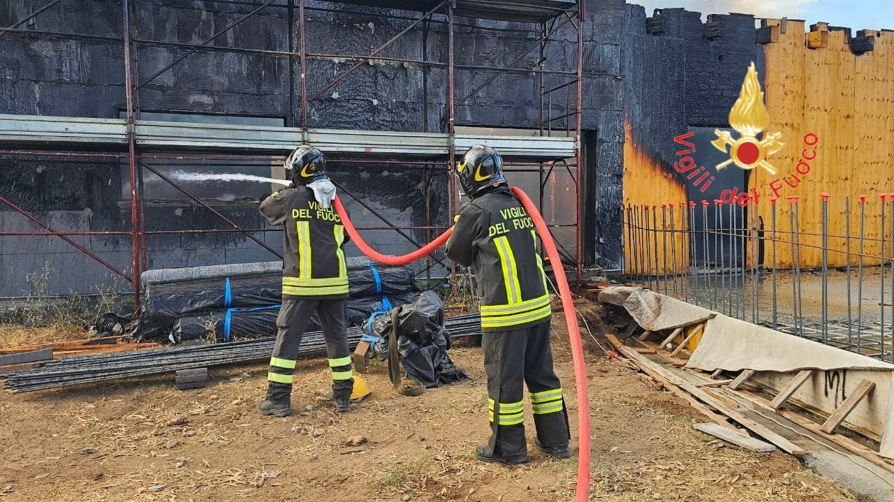 incendio edificio scolastico isola capo rizzuto