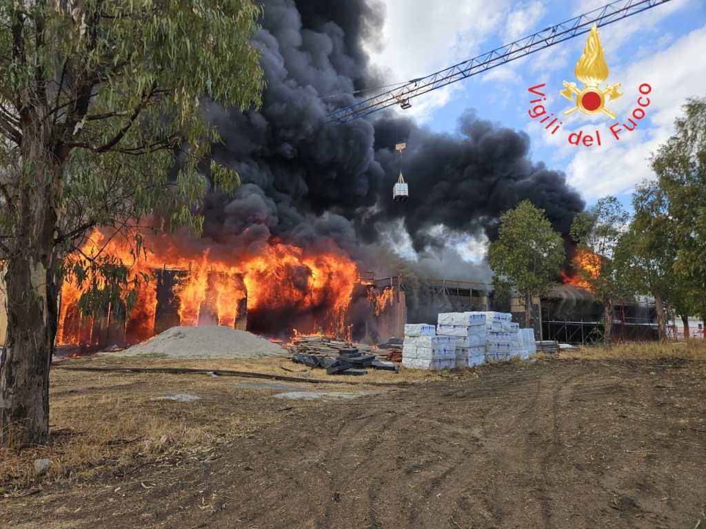 incendio edificio scolastico isola capo rizzuto