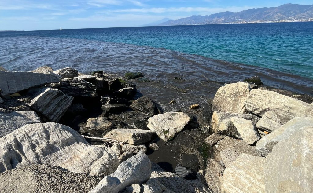 Acqua nera davanti al depuratore di Gallico: la denuncia di un lettore – VIDEO